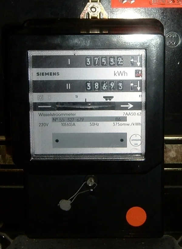 Analoge elektriciteitsmeter met dubbeltarief en twee telwerken