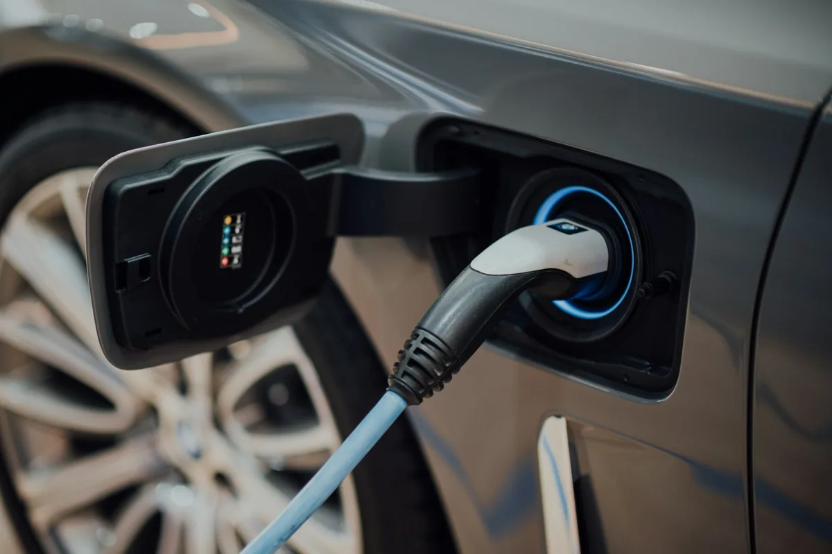 Laadkabel aangesloten op de laadpoort van een elektrische auto